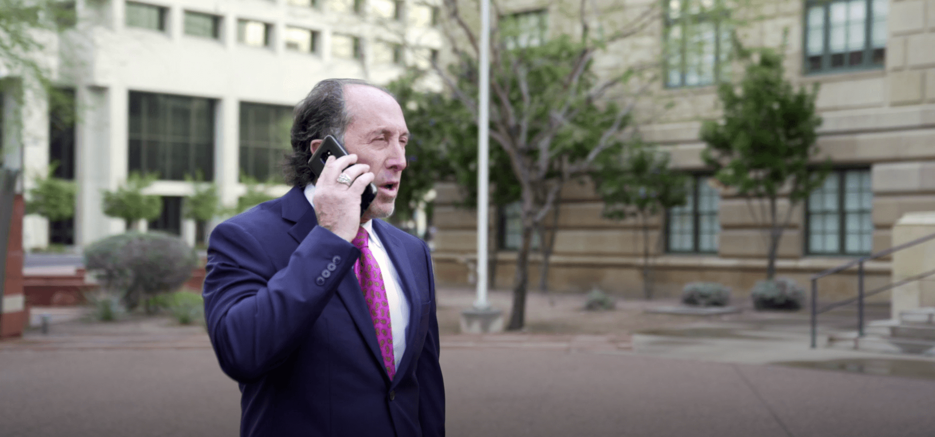 澳洲体彩幸运8正规在线娱乐平台 lawyer on phone